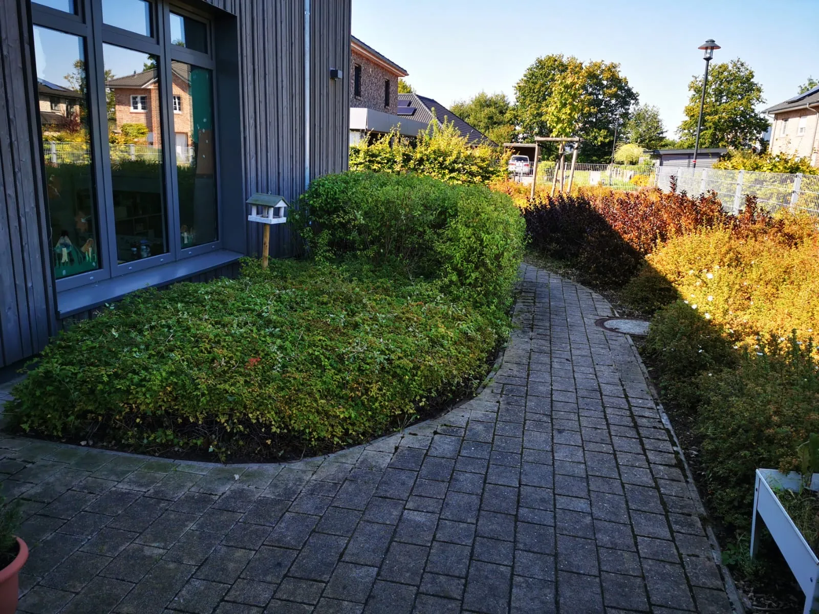 Gartenpflege Uetersen Nachher - Vom Wildwuchs zum Traumgarten.